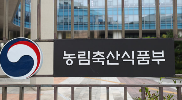  2023년 5월 11일 농식품부는 컨테이너 농막 규제 농지법 시행규칙 개정안 발표 후 윤석열 대통령 지시로 철회