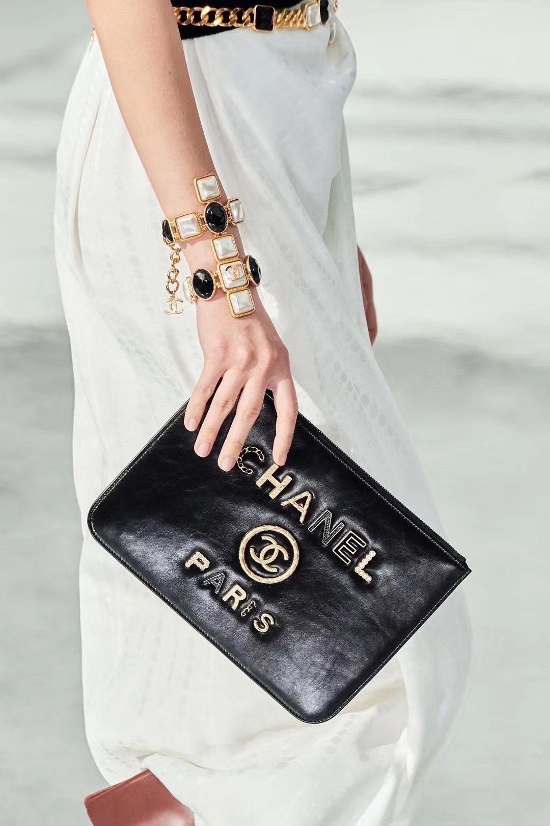  [CHANEL] 샤넬 아보카도 레더 로고 클러치백