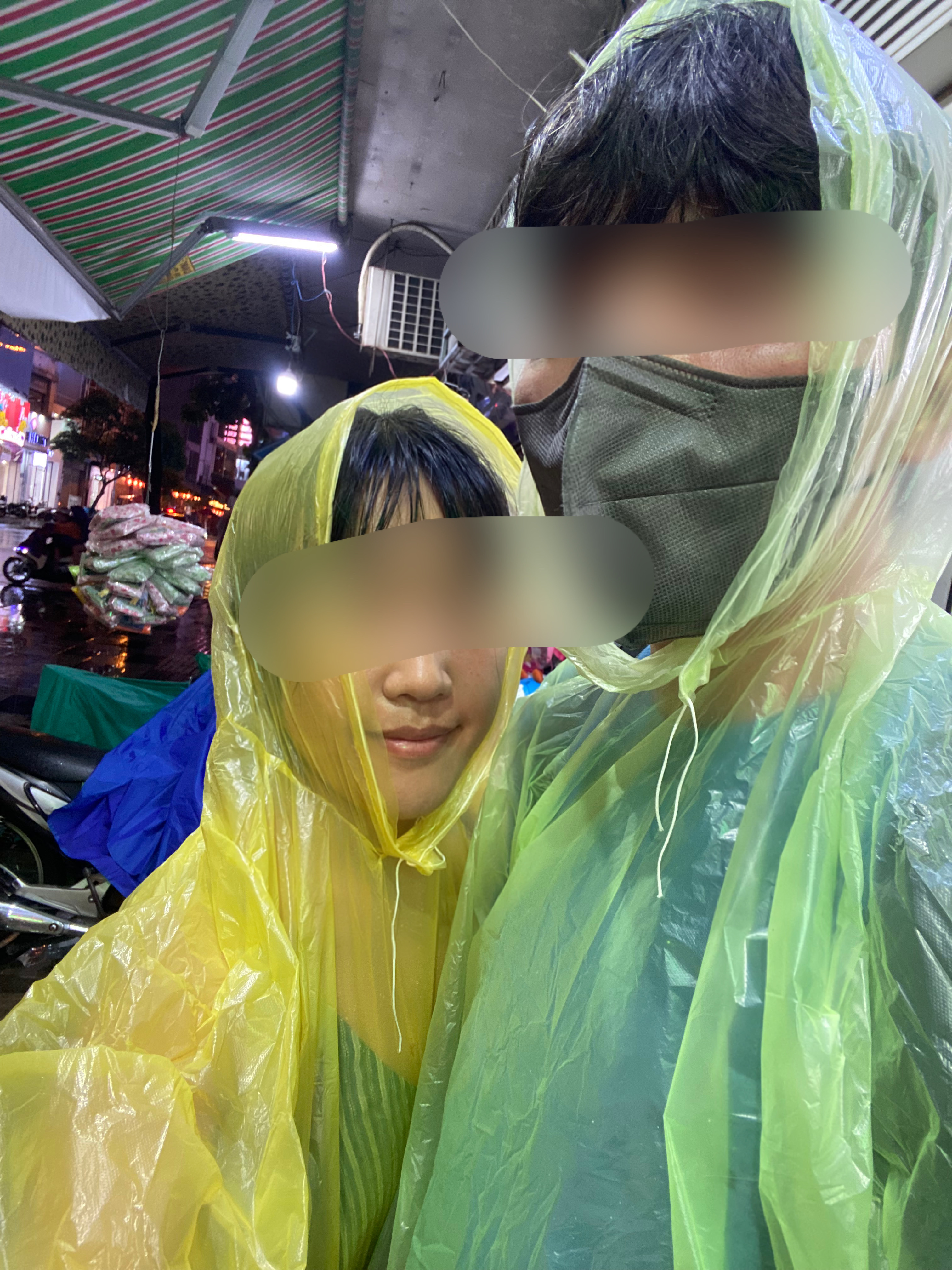 호치민 여행 우비 입은 부부