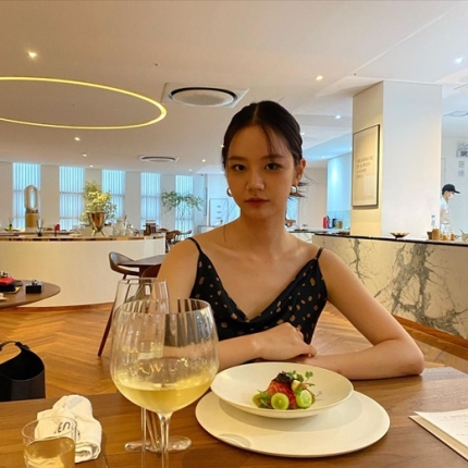 '류준열' 혜리, 훅 파인 민소매 패션! 여리여리 어깨라인 [사진]