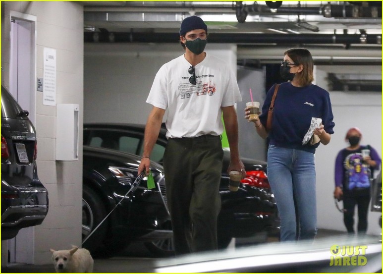  카이아거버(Kaia Gerber) 제이콥엘로디(Jacob Elordi)애완견 숍에서 쇼핑하고 가는길