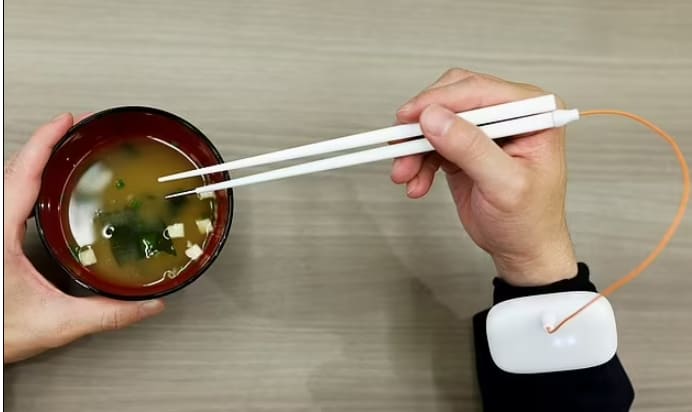 음식 속 소금량 재는 스마트 젓가락 개발 VIDEO: &#39;Smart&#39; chopsticks enhance the salty taste of food in Japan