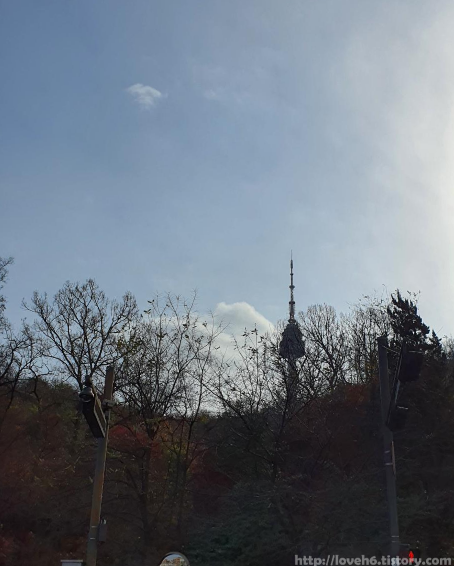 남산 Namsan/여명학교를 지나서 횡단보도를 건너면 산책로가 나옵니다~ 멀리 남산타워도 보이네요^^