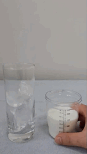 얼음잔에 블랜딩 우유를 넣는 모습