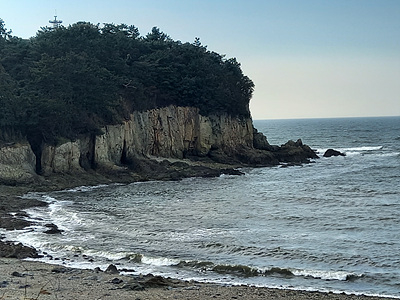 닭이봉 팔각정과 채석강 절벽 사진