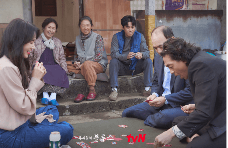 미란이만 오면...푸릉사람들은 죄다 좋아 죽는다는 것을 보여준 스틸컷, 미란과 명보와 인권이 고스톱을 치고 옥동과 춘희와 호식이 이를 바라보고 이는 스틸컷