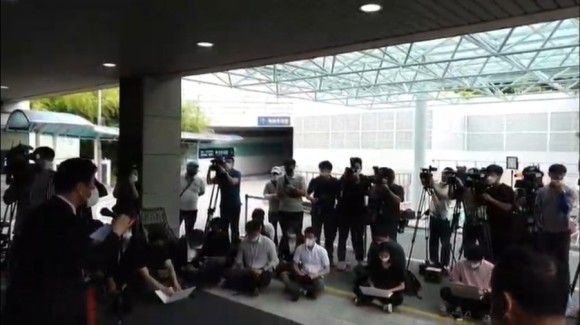 서울시청 앞 박원순 분향소 앞 성창경TV서울대병원 장례식장 주차장에 마련된 강용석·김용호·김세석·김용호·양평의 집. 유튜브 ON. 2020년 7월 11일 2시 30분 59