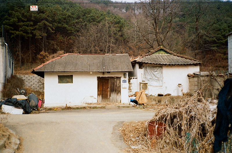 60-70년대에 지어진 것으로 추정되는 시골 집.