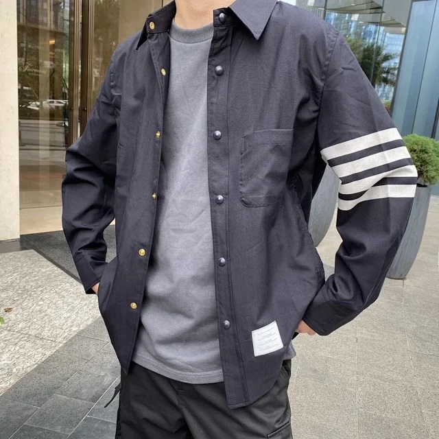  [THOM BROWNE] 톰브라운 미디엄 그레이 4-바 울 스냅 프론트 셔츠 자켓 MJO055A06146035