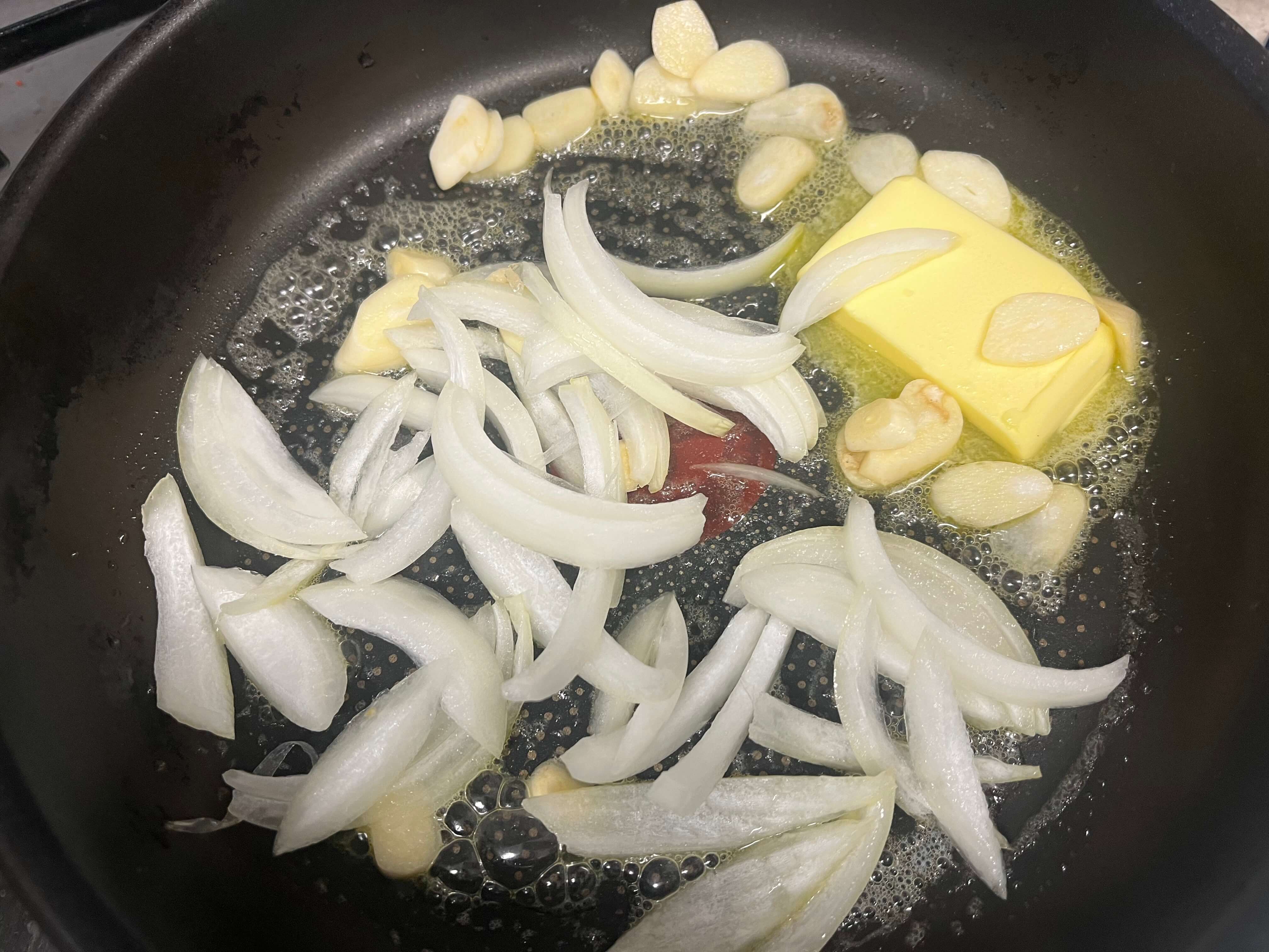 제철_홍가라비_요리_녹은_버터위에_야채들을_넣어_볶는다