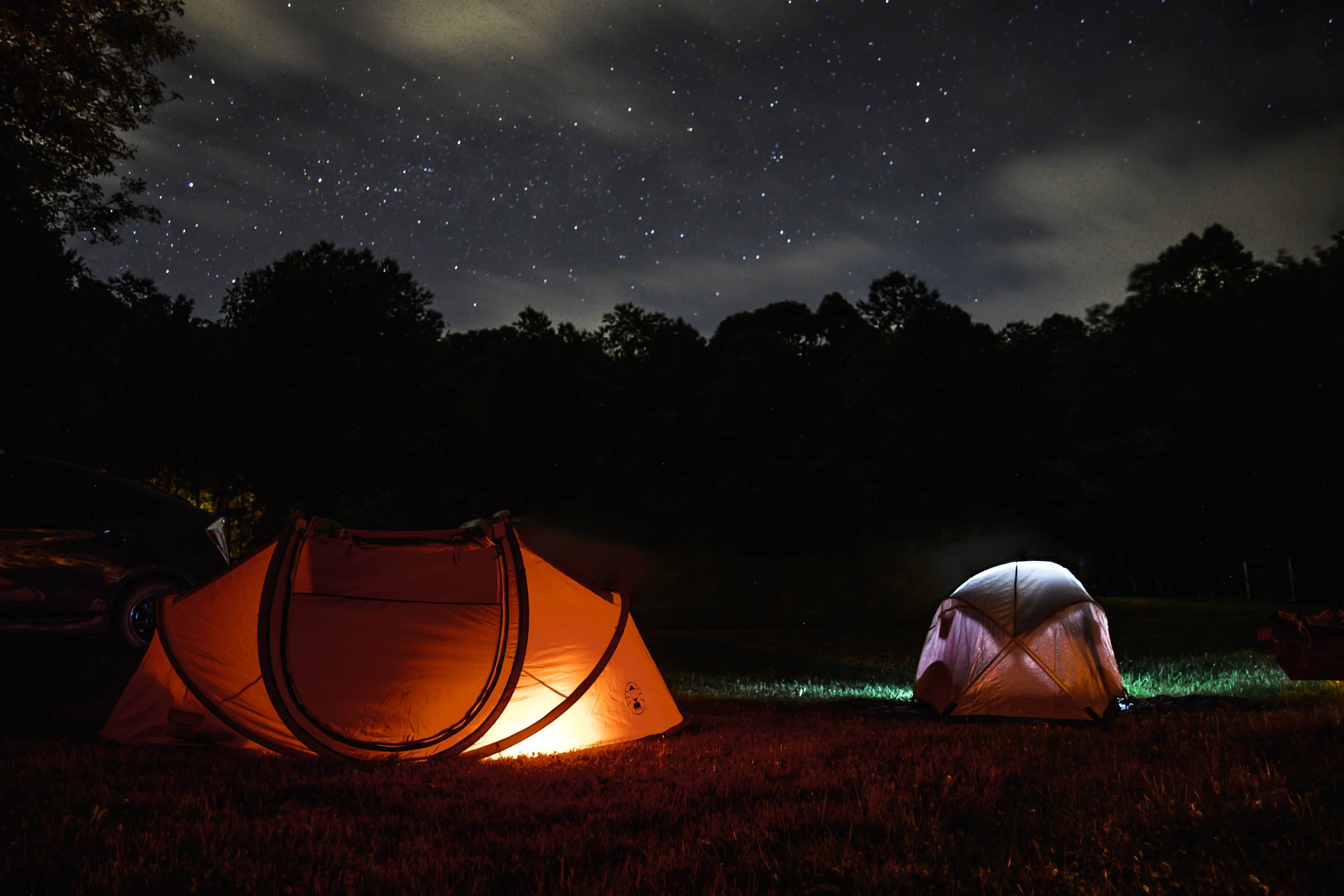 야간에 은은한 불빛이 내비치는 텐트