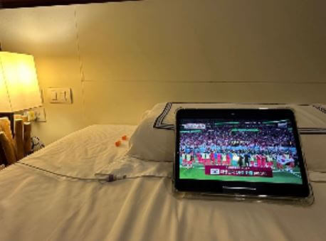 침대에 누워서 보는 아이패드에서 월드컵