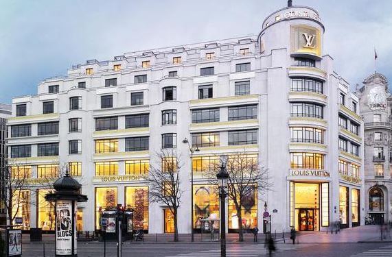 프랑스파리에위치한-루이비통-본사-전경-흰색건물에-1층이-판매매장