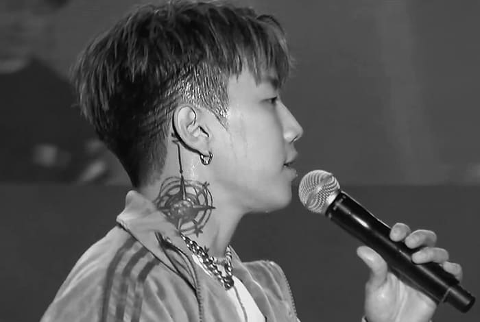 가수-박재범-JAY-PARK이-무대에서-마이크-들고-노래하는-모습-흑백사진