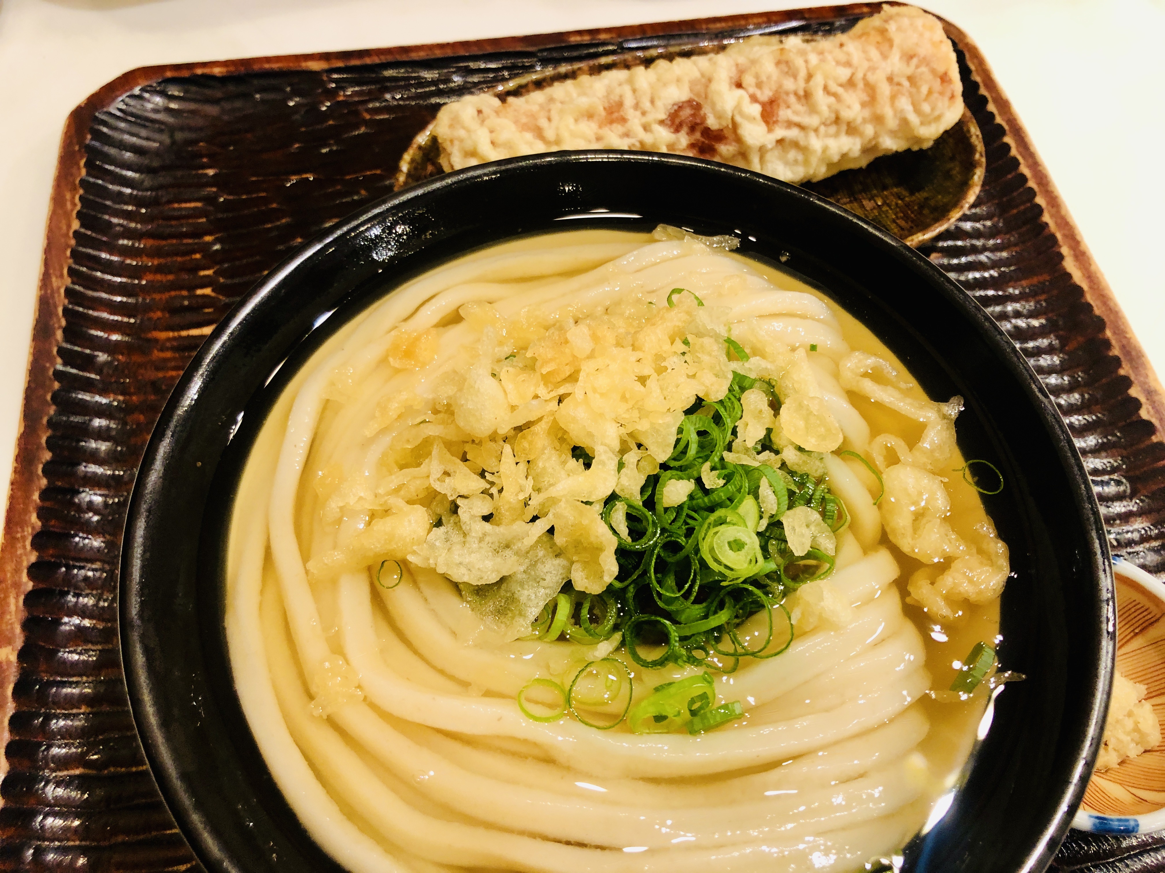 우동이 그릇에 담겨있는 사진