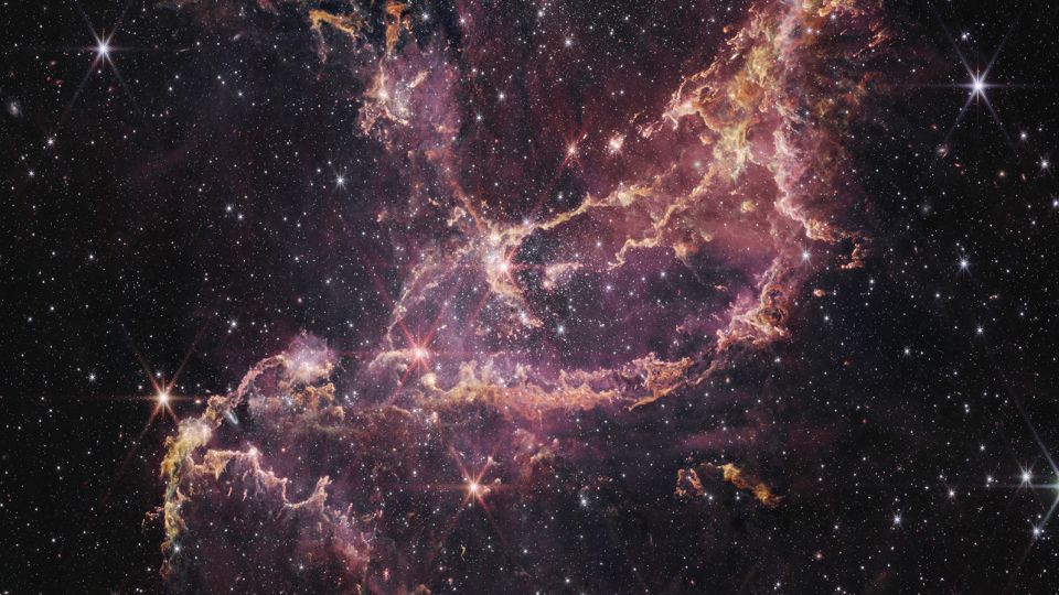 NGC 346이라고 불리는 별 형성 영역은 소마젤란 구름이라고 불리는 가까운 왜소은하 안에 위치해 있습니다.