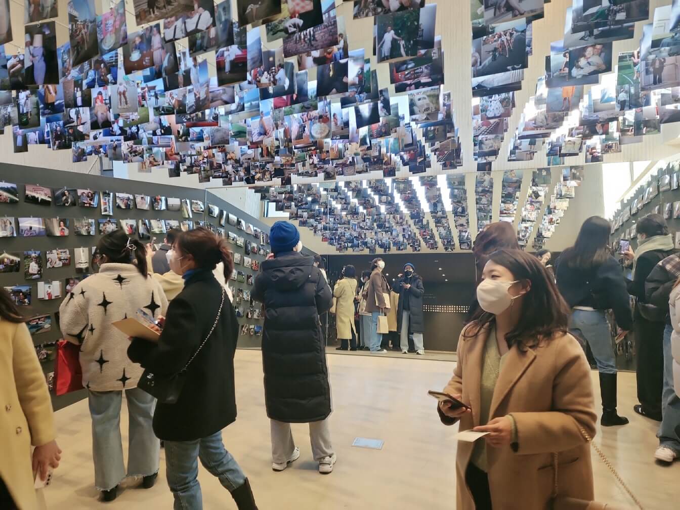 엄청나게 많은 양의 사진이 천장에도 걸려 있고 벽에도 붙어 있는 마지막 전시 존. 전시장의 한 쪽 벽에는 전면 거울이 설칙되어 있어 사진이 끝도 없이 걸려 있는 것 같은 착시 현상이 일어난다.