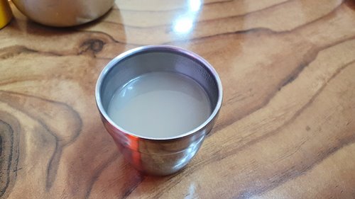 컵에 담긴 온육수