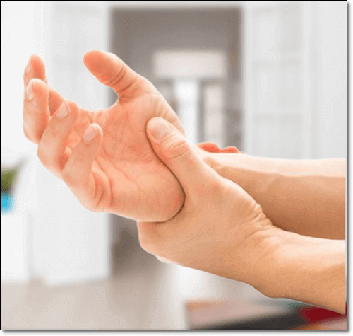 방아쇠수지증후군 손바닥을 잡고 있는 여성
