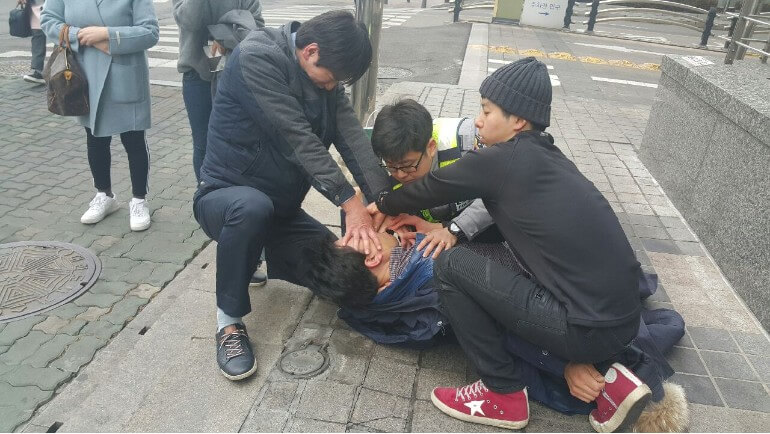 "제발 도와주세요."갑자기 의식을 잃고 쓰러진 40 남성을 한 군인이 발견하고 심폐소생술로 인명구조…표창 거절하고 ‘몰래’ 선행