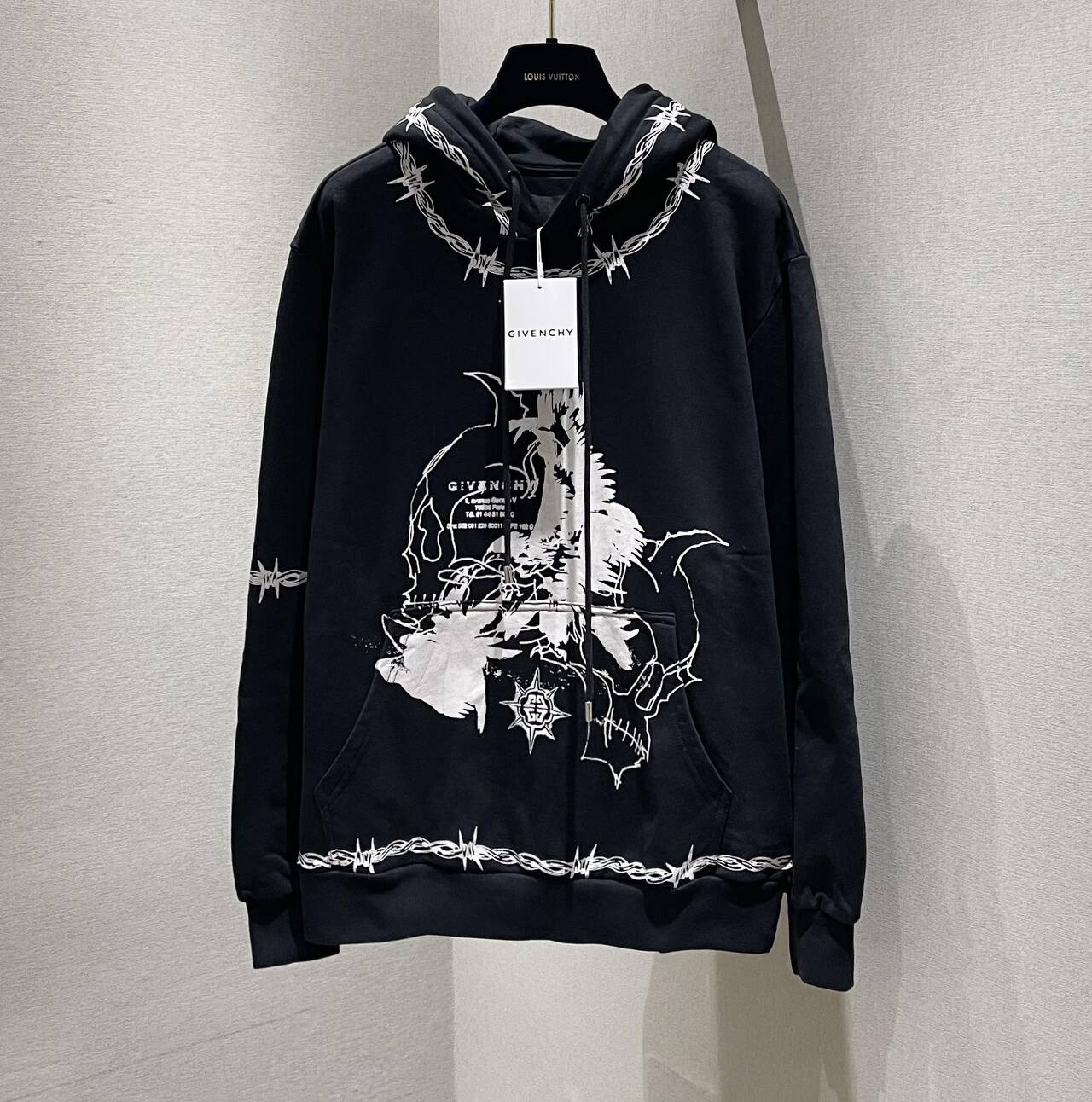  [GIVENCHY] 지방시 고딕 오버사이즈 스웨트셔츠 후드 티셔츠 BMJ0C63Y69-001