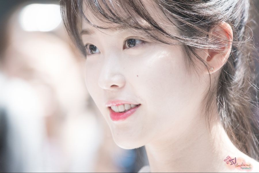  아이유 공항패션 팬직찍사진