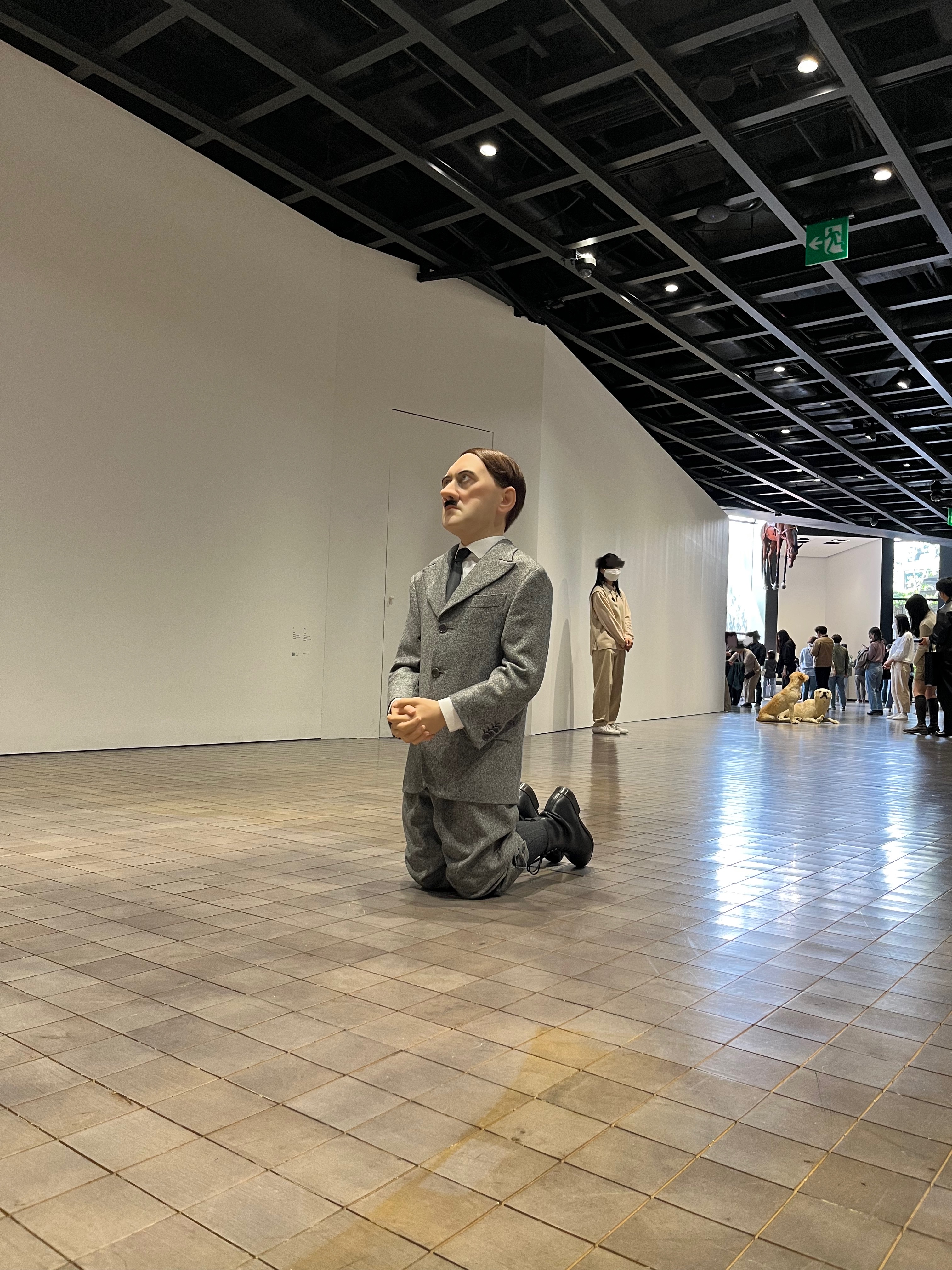 카텔란 히틀러등장