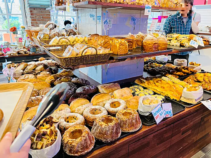 진열대의 여러 종류의 빵들