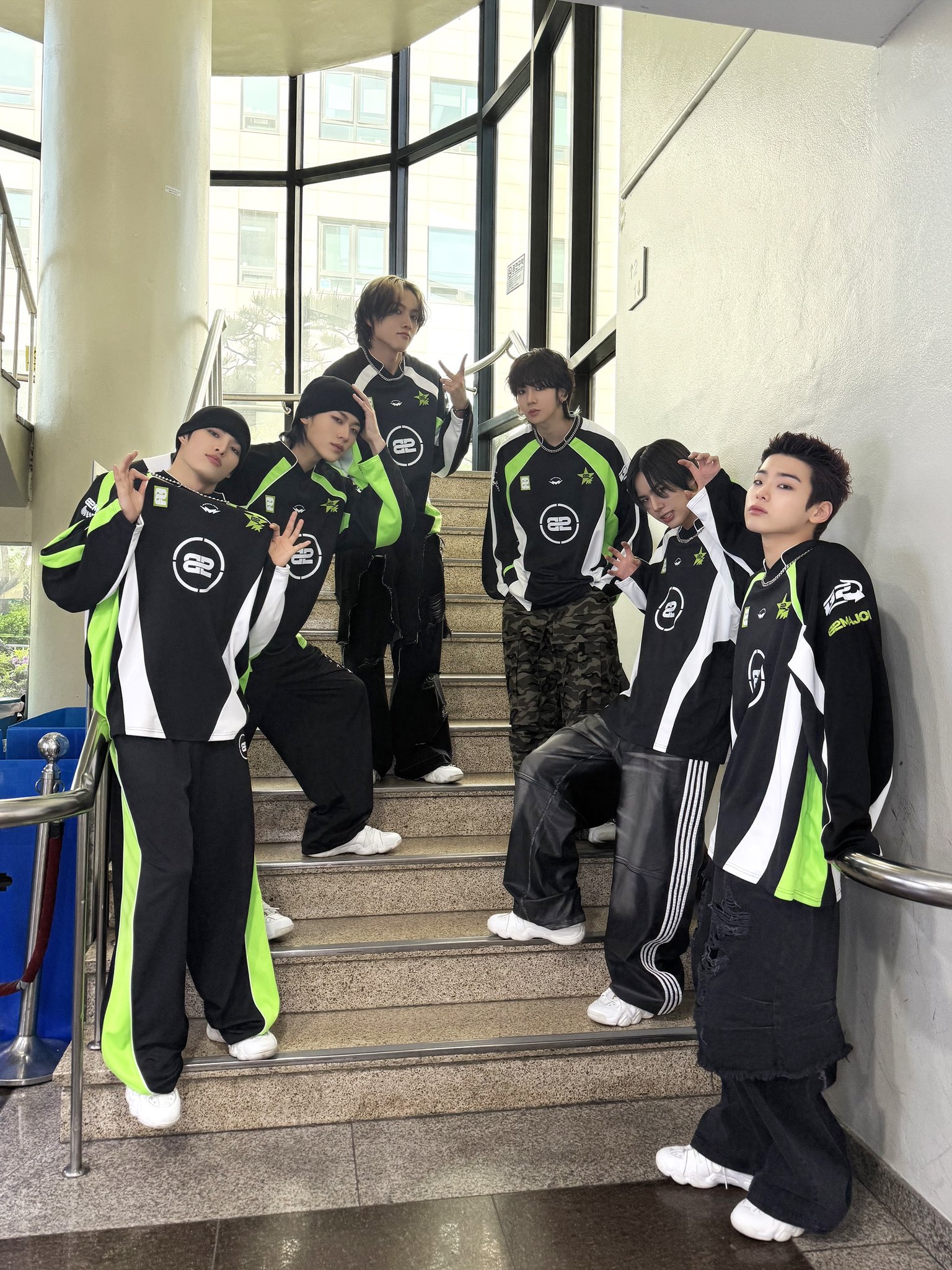 멤버 전원 피지컬이 좋아서 퍼스널컬러가 무채색 블랙인 아이돌 | 인스티즈