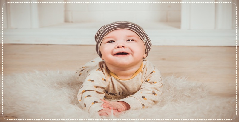 웃고 있는 갓난아기 사진