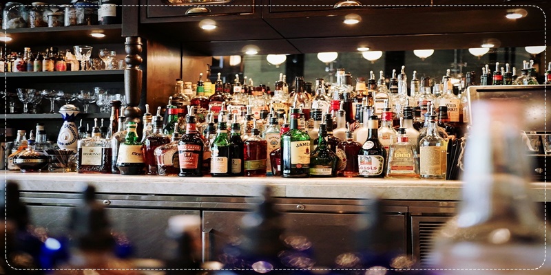 술집에 여러 종류의 술들이 진열되어 있는 사진