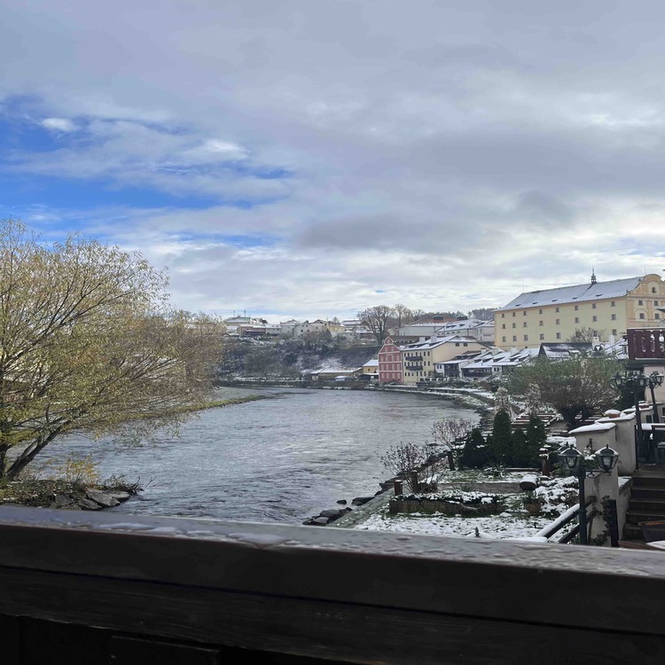 cesky-krumlov-on-the-bridge