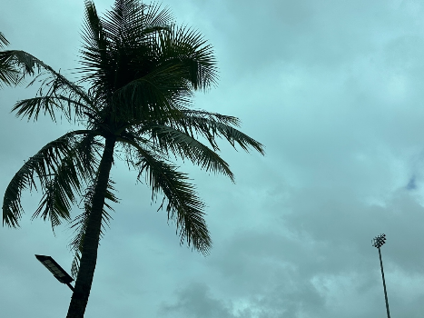 괌 날씨 바람이 불면서 흐린 하늘