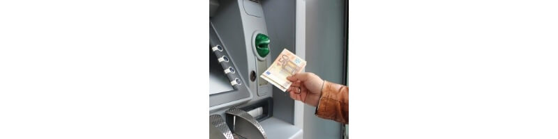 ATM-현금인출-하는-모습