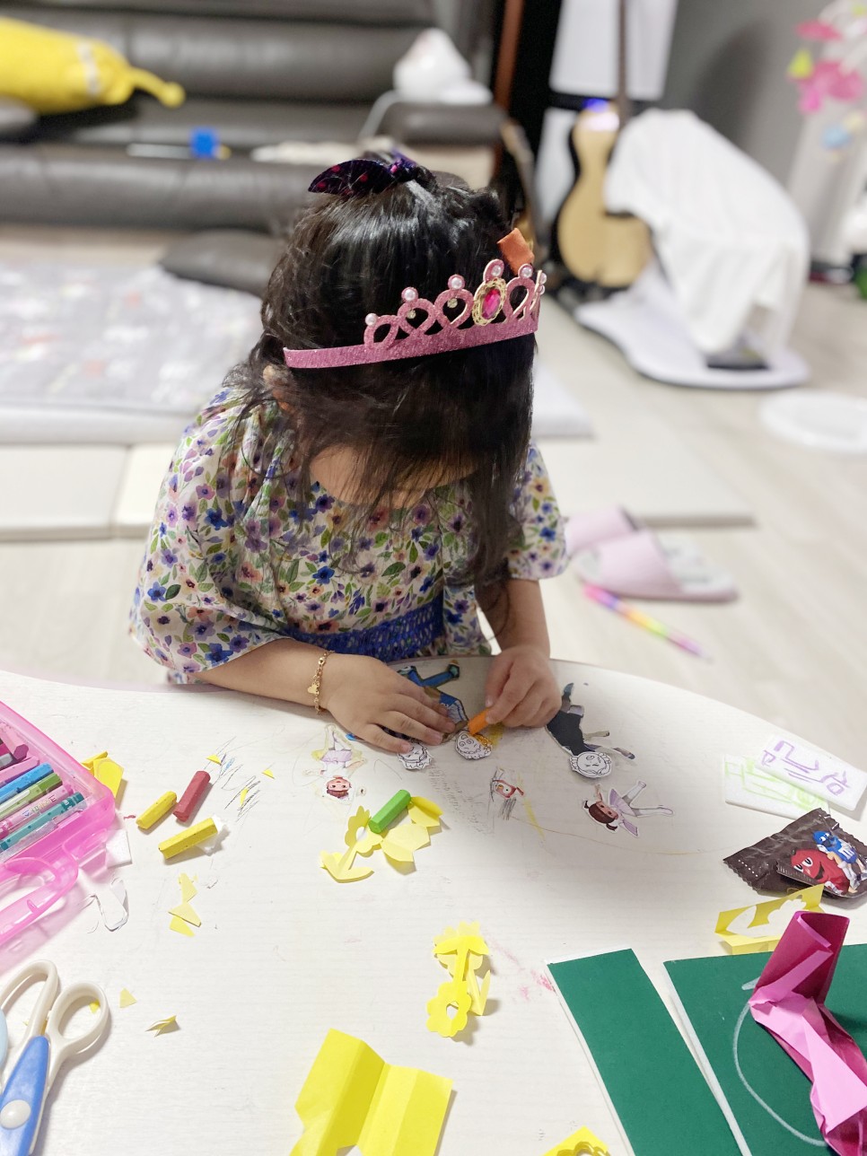 눈에 띄게 향상된 손끝과 창의력 유아 방문 미술 6개월째에 11