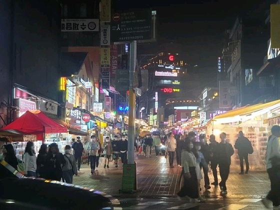  홍대 북적 코로나 비상 확진자 증가 거리두기 안되는 홍대 젊은 코로나 마스크 버리고 술주정 길거리 담배 노답 방역