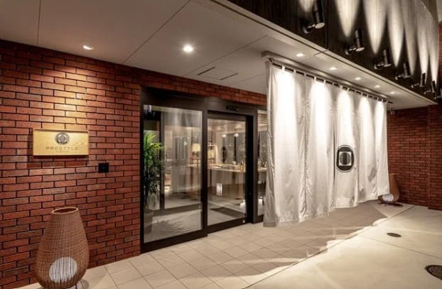 일본식 수건이 넓게 펼쳐져 있는 호텔 입구