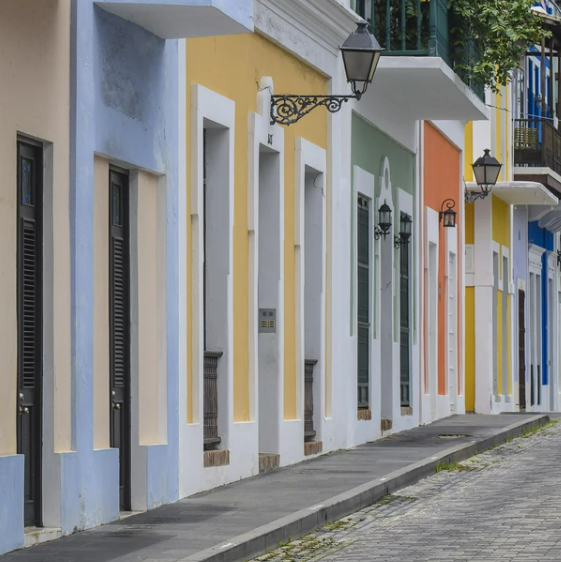 산후안의 우산 거리(Calle de la Fortaleza)&amp;#44; 플래그 도어