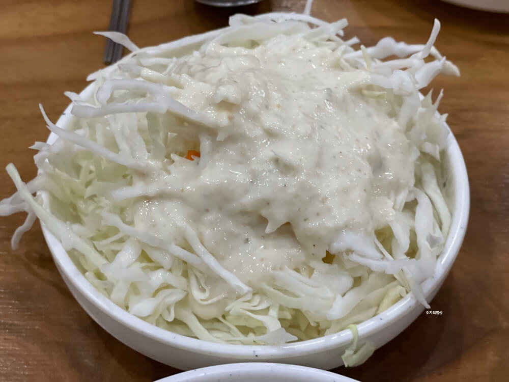수원 제철 해산물 맛집 천포 - 기본찬 양배추 샐러드