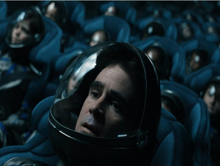우주로 출발하는 리처드(콜린 파렐) - 영화 보이저스 한 장면 