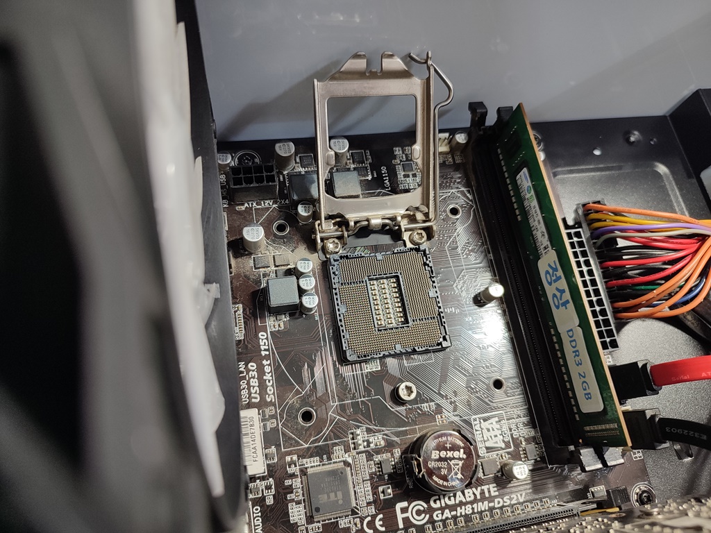 CPU 소켓의 핀 손상된 곳은 없는지 유관으로 확인하고 있습니다. (1)