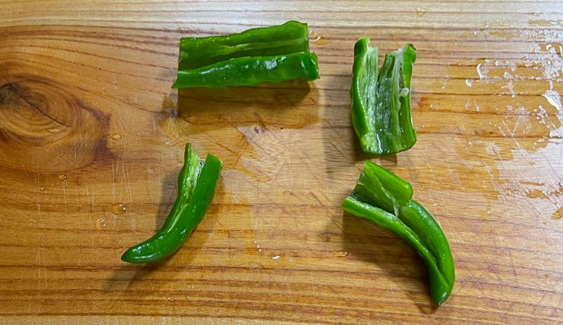 고추의 씨앗을 제거하고 반으로 잘라줍니다.