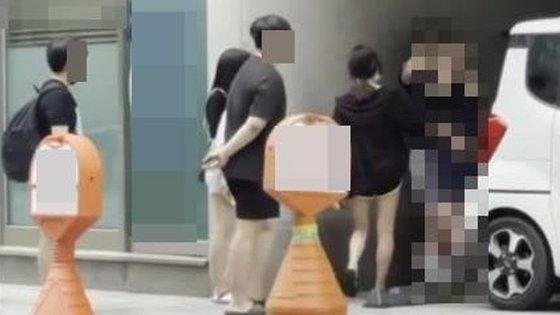  목 조르자 쓰러진 학생… 일산 '학폭 영상' 공분에 경찰 수사 착수