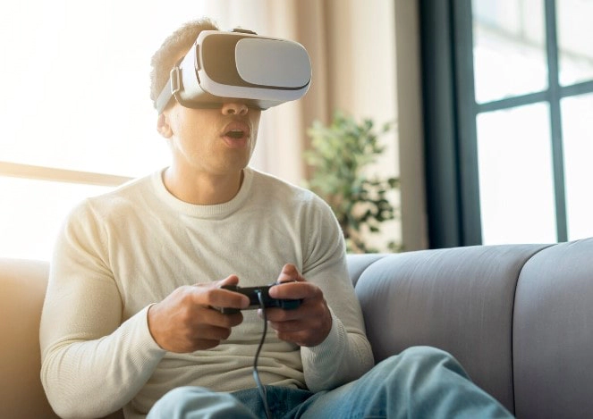 VR 기기로 게임콘트롤러를 사용해서 게임하는 모습