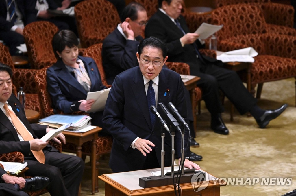 기시다 후미오 일본 총리가 27일 도쿄 의회에서 열린 참의원 예산위원회 회의에서 질문에 답하고 있다.