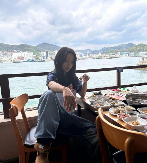  '3년만 SNS 개설' 이효리, '소주잔 든 얼굴' 첫 공개! 美친 아우라 [사진]
