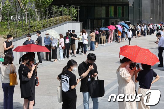  서울 역대 최다 583명 확진에 거리두기 연장…오후 긴급조치 발표