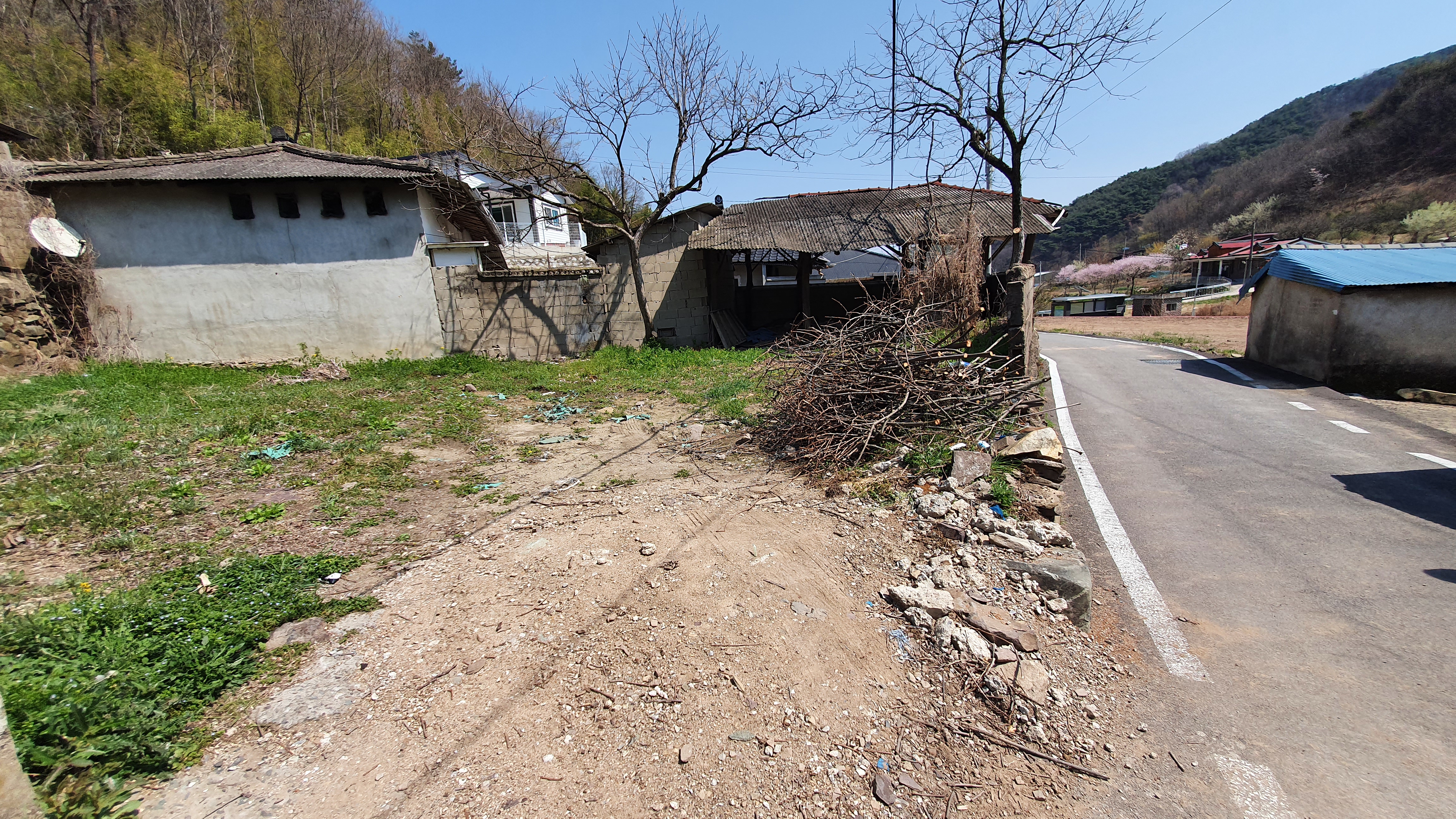  (땅나라 443번) 경남 의령군 시내에서 약 10분거리, 마을안 옛 시골촌집터 매매 / 문의 055)253-6609