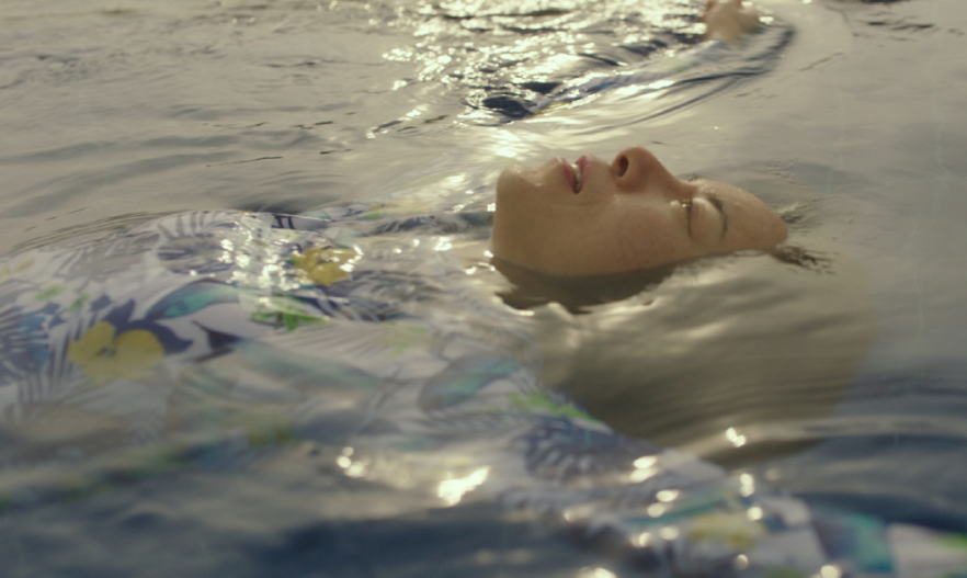 수영하는 여자(출처 : 네이버 영화)