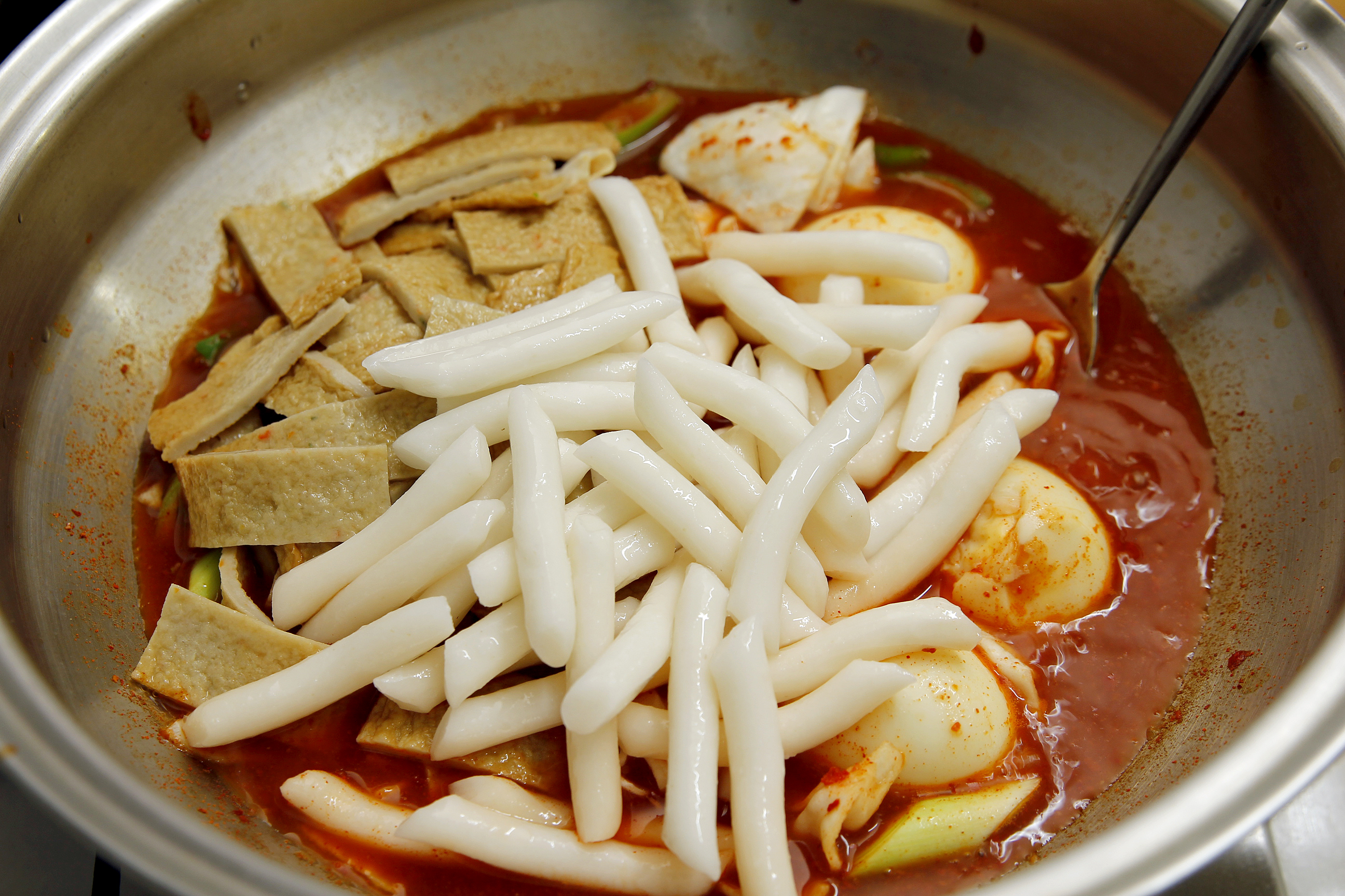 떡볶이 양념에 어묵과 떡을 넣은